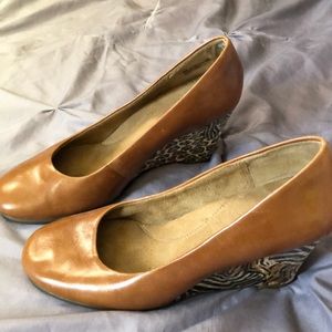 AEROSOLES ANIMAL PRINT COGNAC WEDGE Size 9